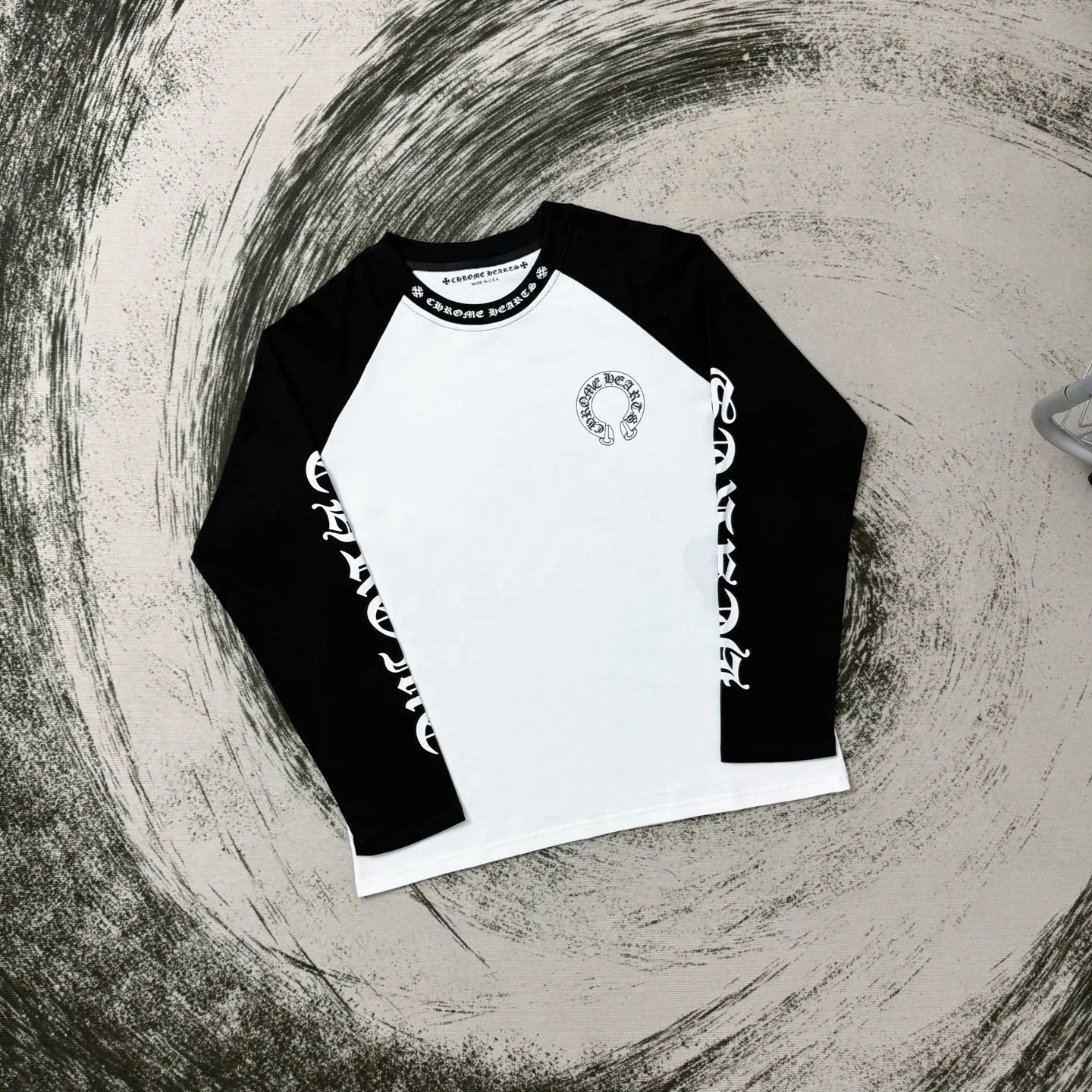 P170 Chrome Hearts black and white splicing Miami limited horseshoe long sleeves, the same style at ChromeHearts counters. Made of 280g pure cotton fabric, 32 count double yarn. Very textured on the handle. Three-dimensional and atmospheric. Versatile and easy to wear in autumn. Black and white contrasting colors are simple and elegant. It adopts os version. The upper body effect is very good. Suitable for all body types. Soft and comfortable. CH letter offset printing on the front and horseshoe Sanskrit offset printing on the back. Small markings on the hem. Resistant to machine washing. Does not fade or deform. Complete accessories, original mold opening, perfect restoration of zp 2:1, same style for men and women, versatile and not picky, size s m l xl color black and white